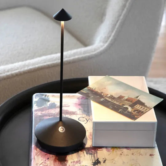 Hedendaagse draadloze LED lamp, een eyecatcher als sfeerlicht op elke tafel.