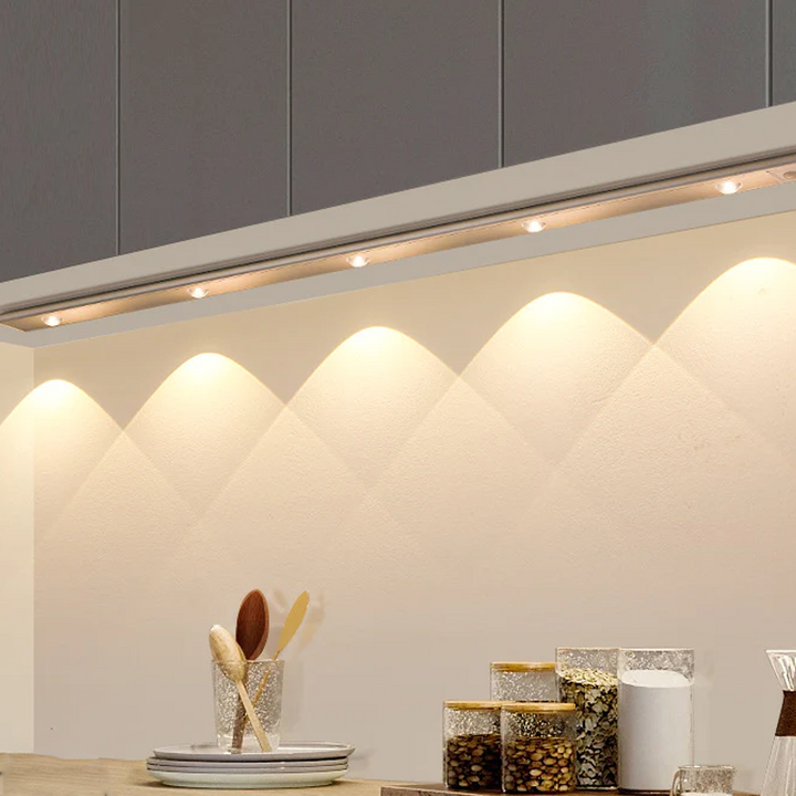 Oplaadbare draadloze wandlamp met bewegingssensor, ideaal voor gemakkelijke binnenverlichting.