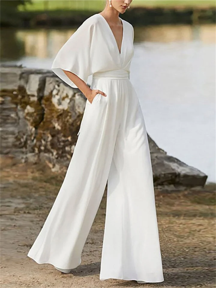 Vooraanzicht van witte dames jumpsuit met wijde broekspijpen
