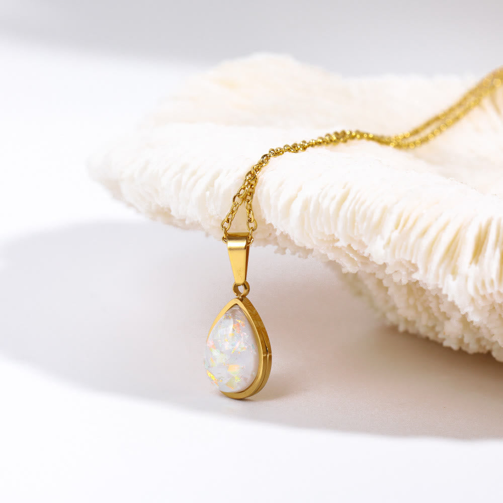 Ketting met iriserende natuurlijke opaal druppelhanger, gezet in 18K goud; een exclusief dames sieraad.