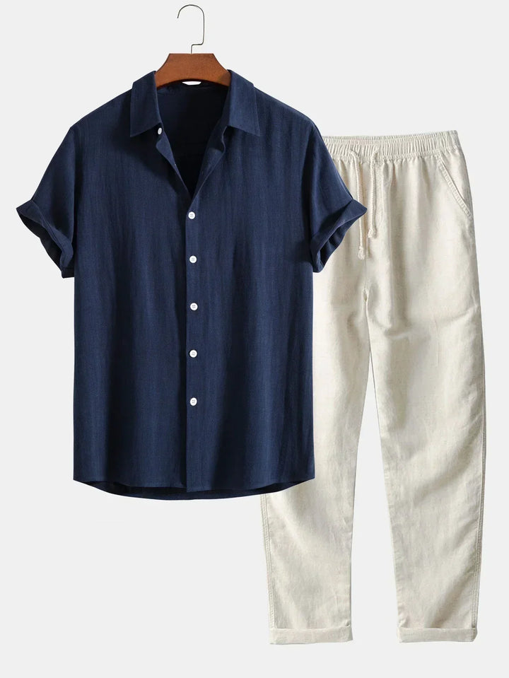 Comfortabele heren zomerset: losvallend marineblauw overhemd en bijpassende broek, perfect voor strand of vakantie.