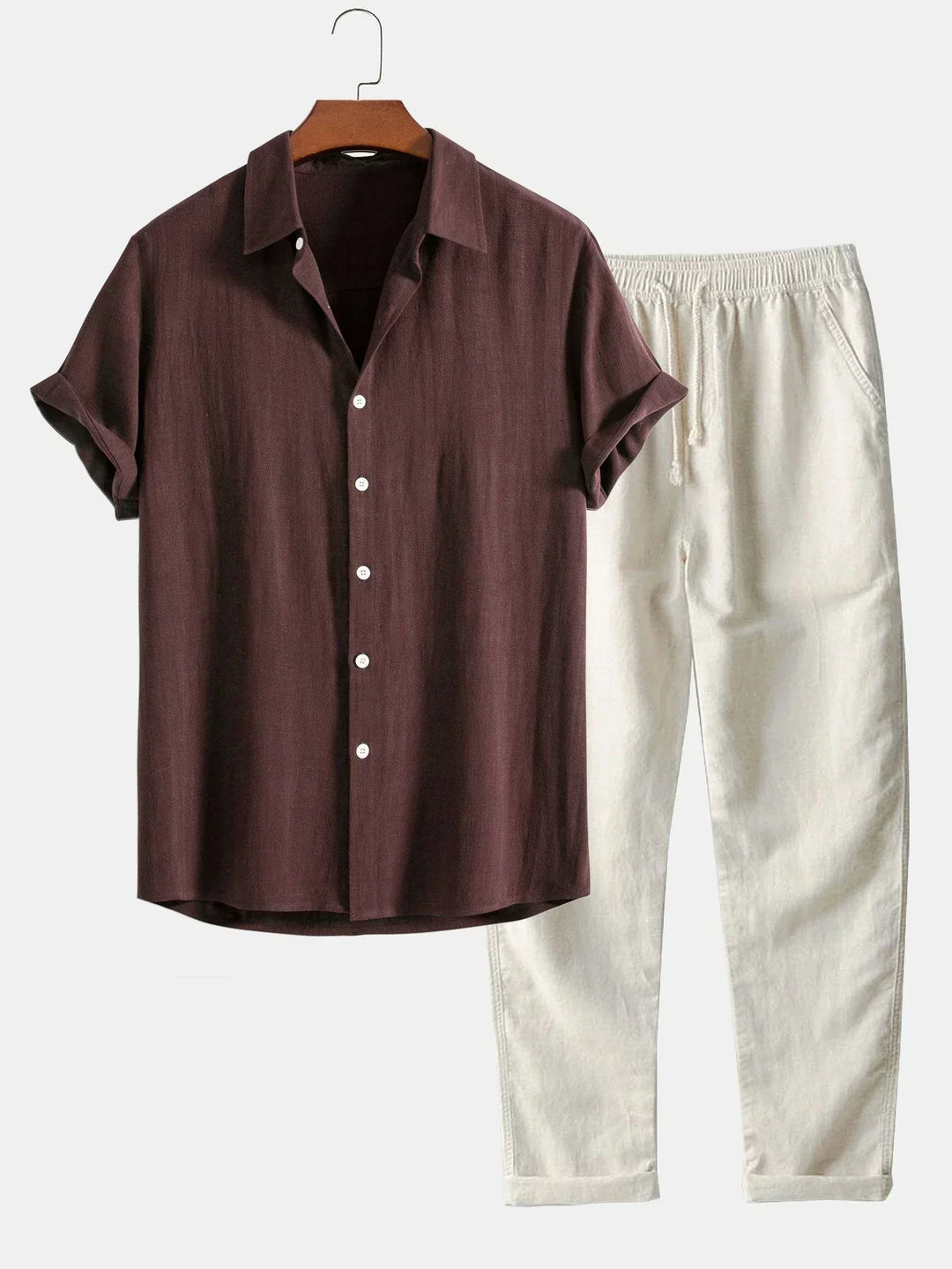 Luchtige koffiebruine heren zomerset met losse broek en comfortabel overhemd, ideaal voor casual stranddagen.