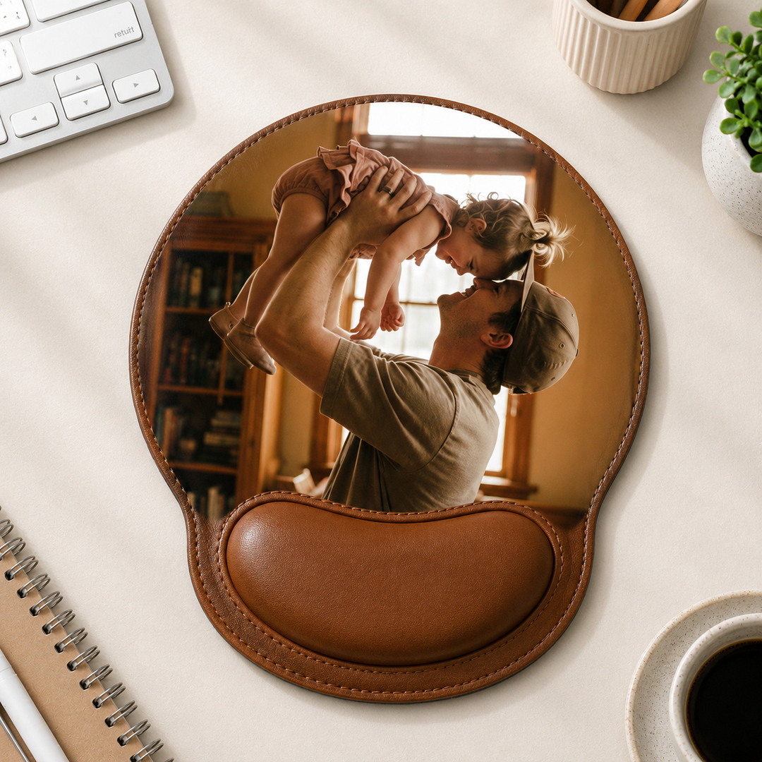 Gepersonaliseerde muismat in bruin op een bureau