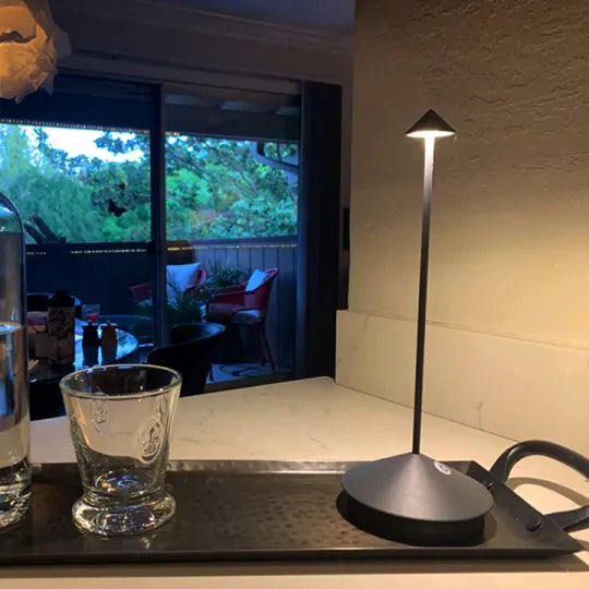 Decoratieve draadloze LED lamp, moderne verlichting voor een gezellige ambiance.