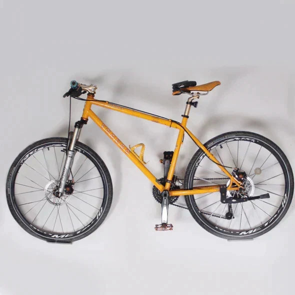 Fiets ophangen aan de muurbeugel voor efficiënt garage opbergen
