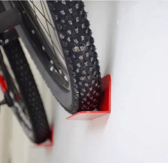 Ruimtebesparend fietsrek gemonteerd op beton voor racefietsen