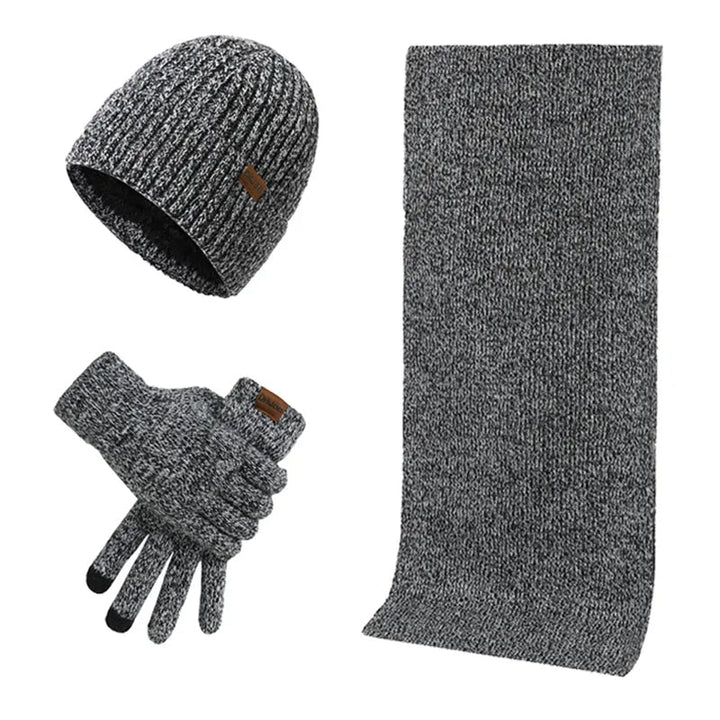 Man geniet van een winterwandeling met de marineblauwe muts, sjaal en handschoenen.