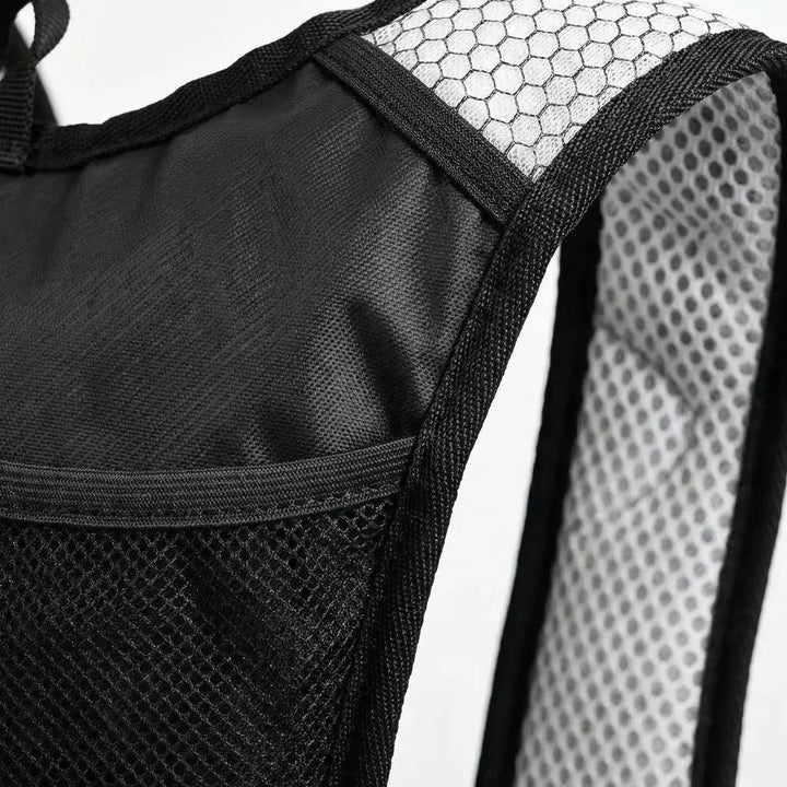 Duurzame, waterafstotende 10L outdoor fietsrugzak, ideaal voor MTB, wandelen en klimmen; compact & lichtgewicht.