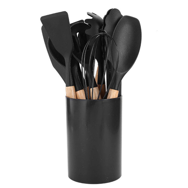 Zwarte siliconen kookgerei set met robuuste bamboe handgrepen, functioneel en elegant voor elke kookliefhebber.