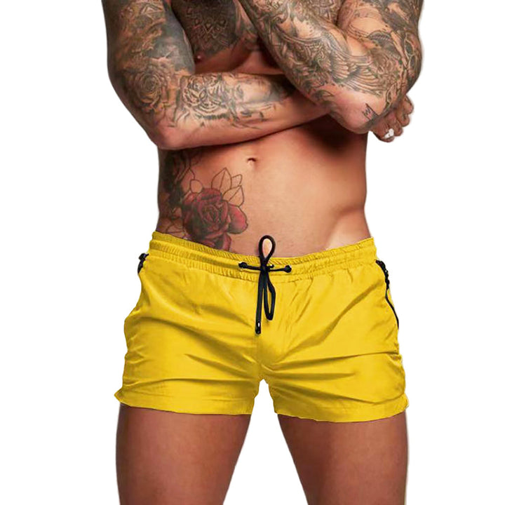Netjes opgevouwen heren zwemshorts, compact en klaar voor de vakantie, handig voor reizen.