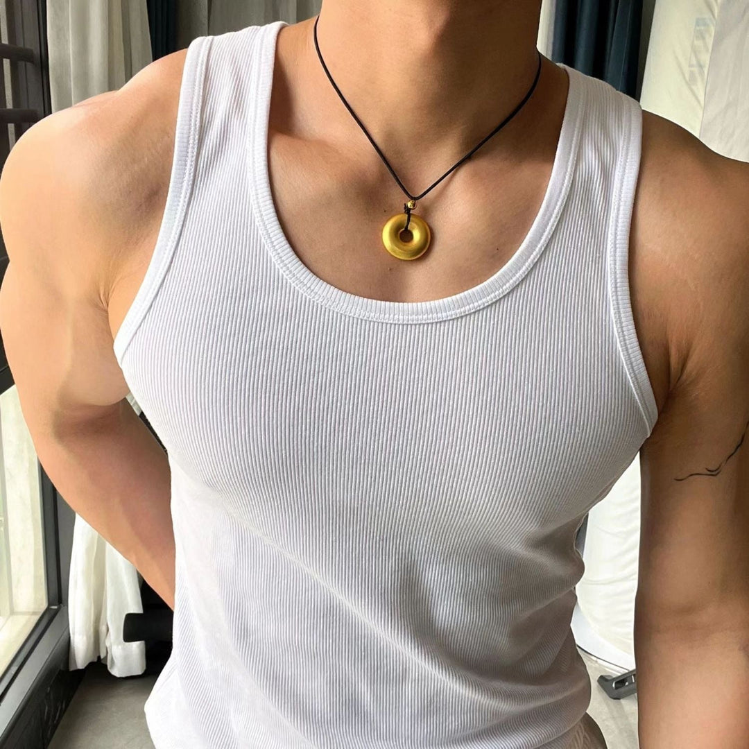 Man draagt witte ademende heren tanktop met geribbelde textuur