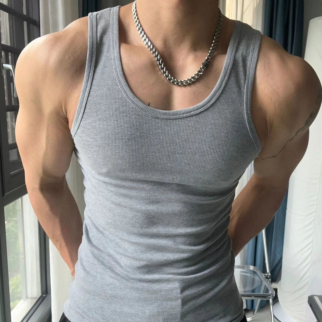 Man draagt donkergrijze zomer tanktop voor heren