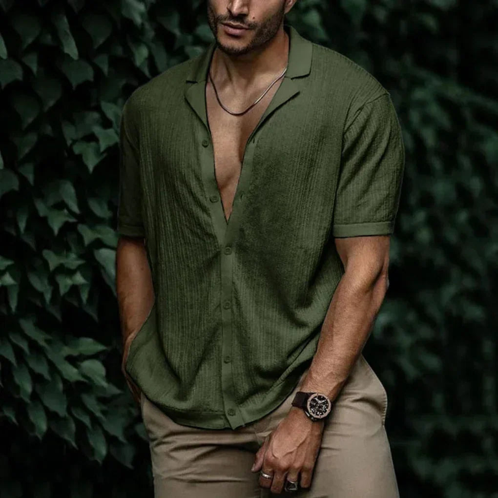 Wit heren zomeroverhemd met knopen, een tijdloze keuze voor herenmode. Casual en comfortabel design.