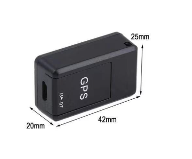 De AutoSafe Mini GPS tracker in een auto-interieur, discreet gemonteerd voor optimale beveiliging