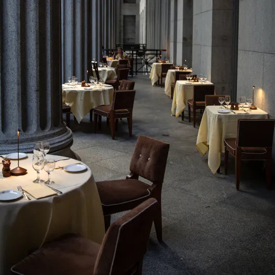 Elegante draadloze LED tafellamp, dimbaar sfeerlicht voor eetkamer of buitenruimte.