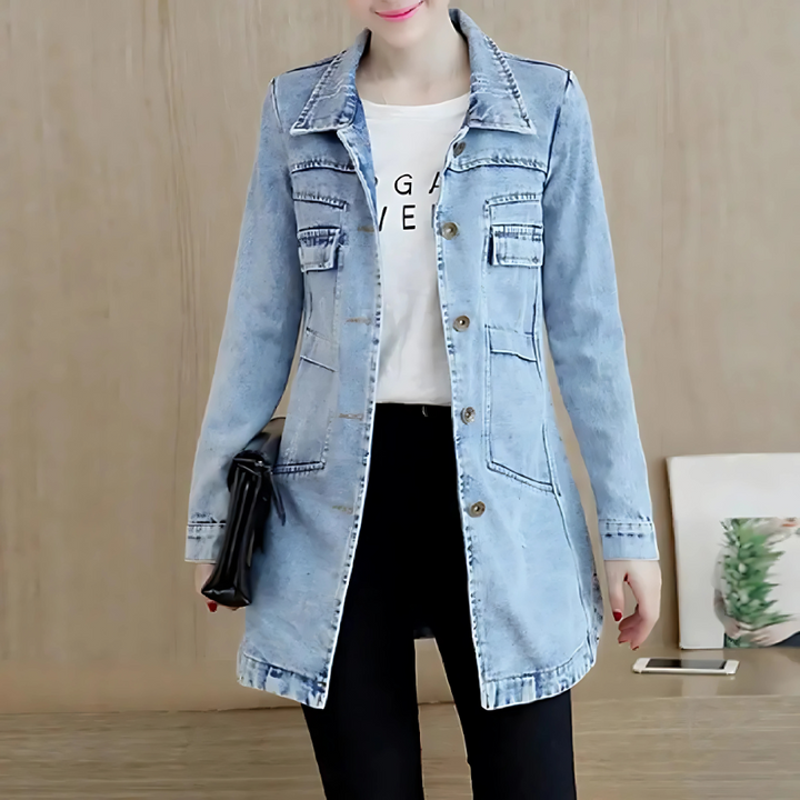Vrouwen lange jas in blauw gedragen door model met zwarte broek