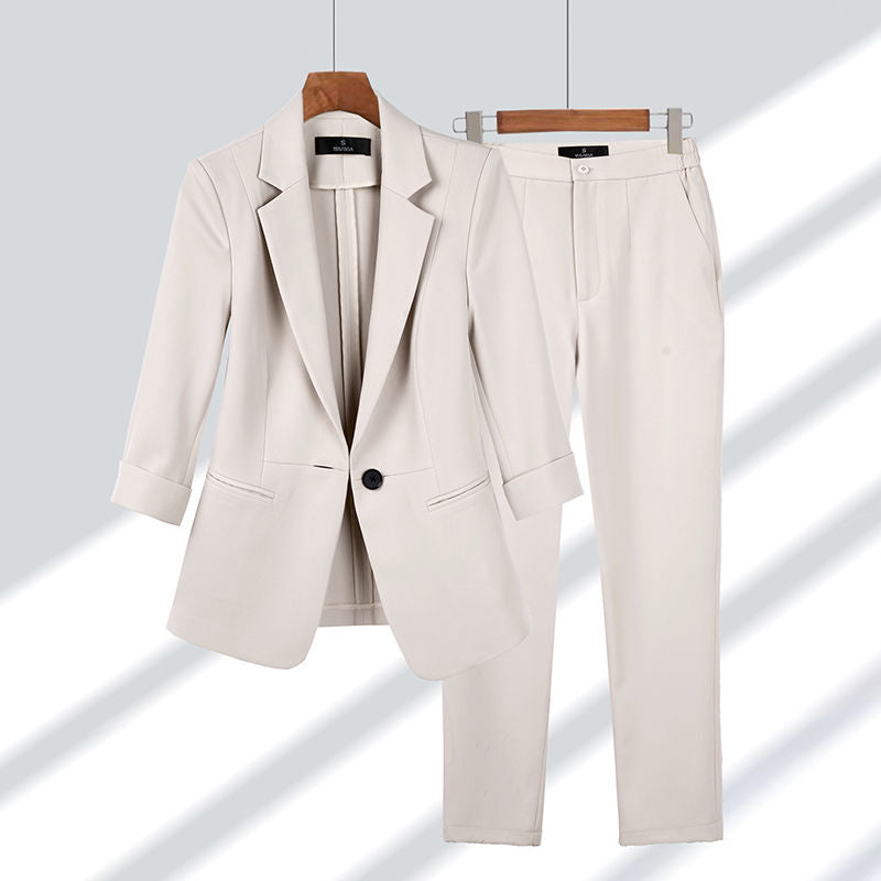 Elegant tweedelig damespak 'Olivia' met getailleerd colbert en bijpassende pantalon voor een professionele look.