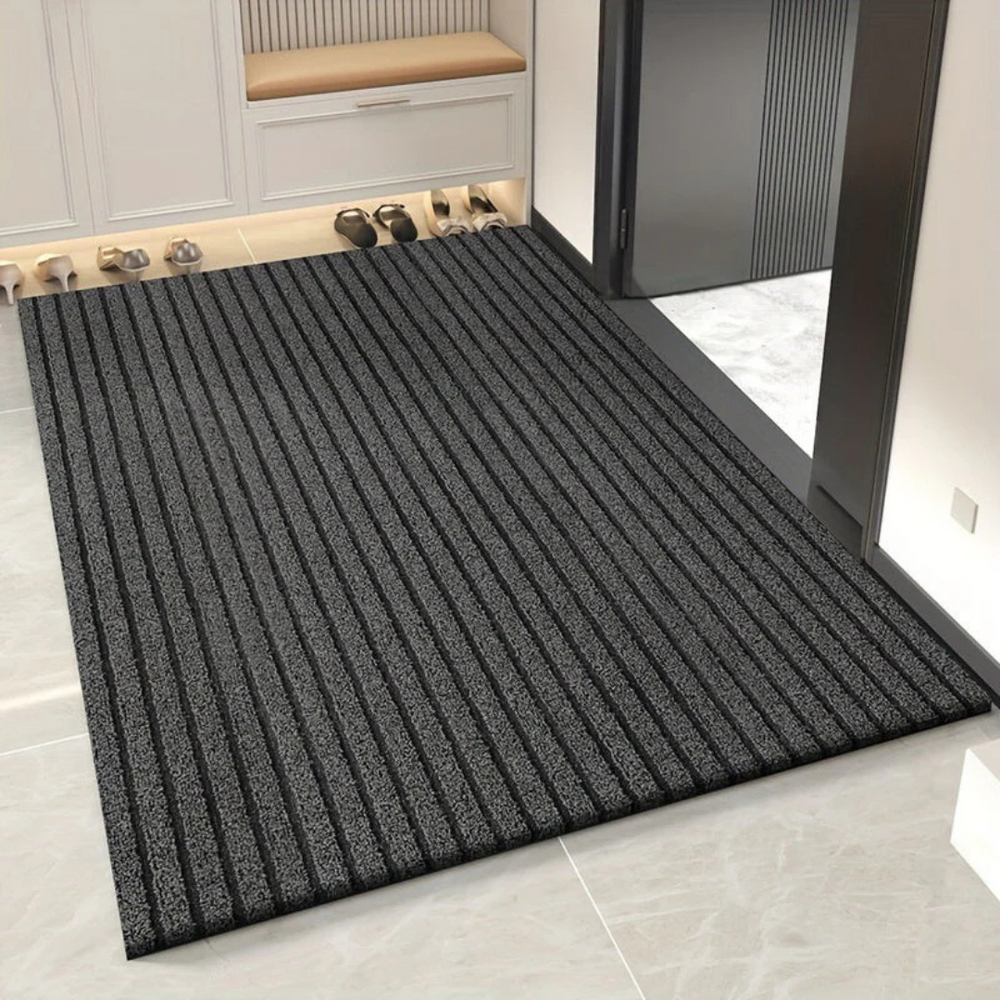 Grijze duurzame entreemat met antislip in een moderne hal