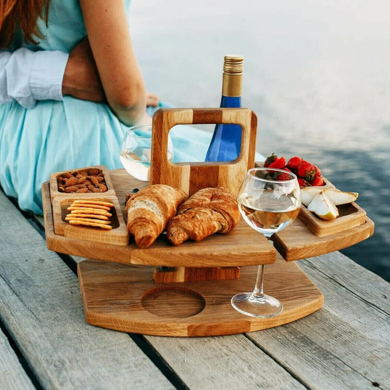 Inklapbare houten picknicktafel met twee lagen, ideaal voor serveren van hapjes en drankjes.