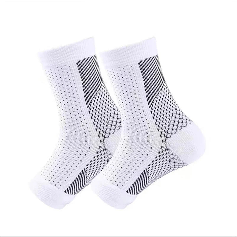 Witte compressiekousen die helpen bij neuropathie en plantaire fasciitis.