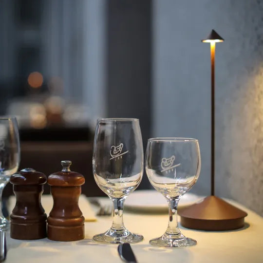 Functionele design LED tafellamp, draadloos en dimbaar voor perfecte tafelverlichting.