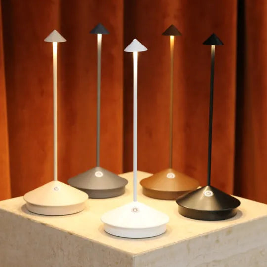 Praktische oplaadbare LED lamp, makkelijk te plaatsen, dimbaar en sfeervol licht.