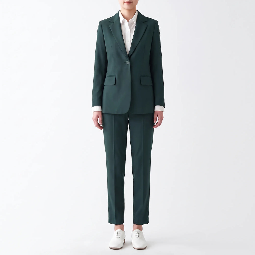 Modieus zwart damesbroekpak, 2-delig, met elegante pantalon en getailleerde blazer voor een chique kantooroutfit.
