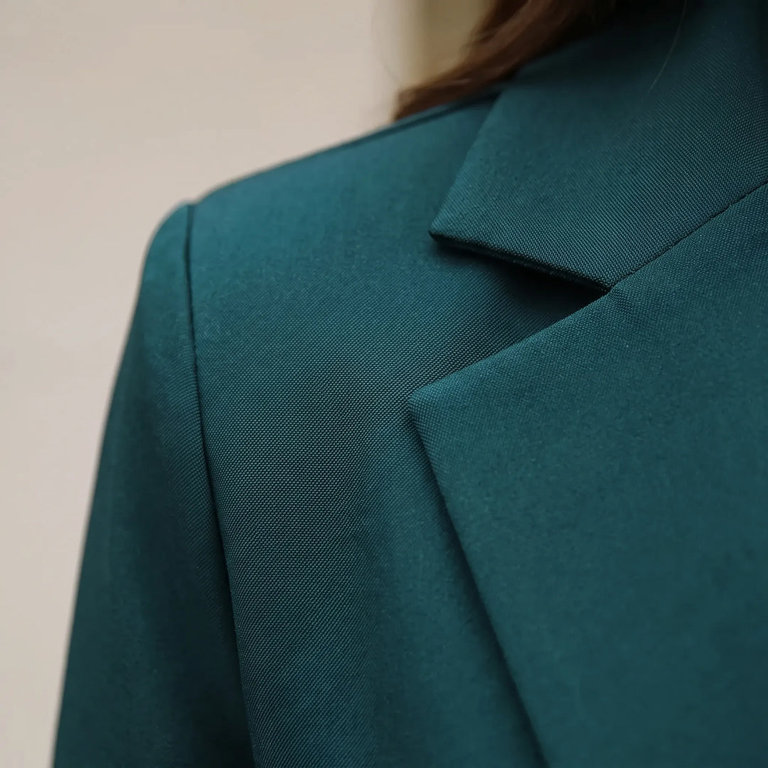 Chique blazer van groen 2-delig damesbroekpak, modieus en elegant voor een professionele zakelijke look.