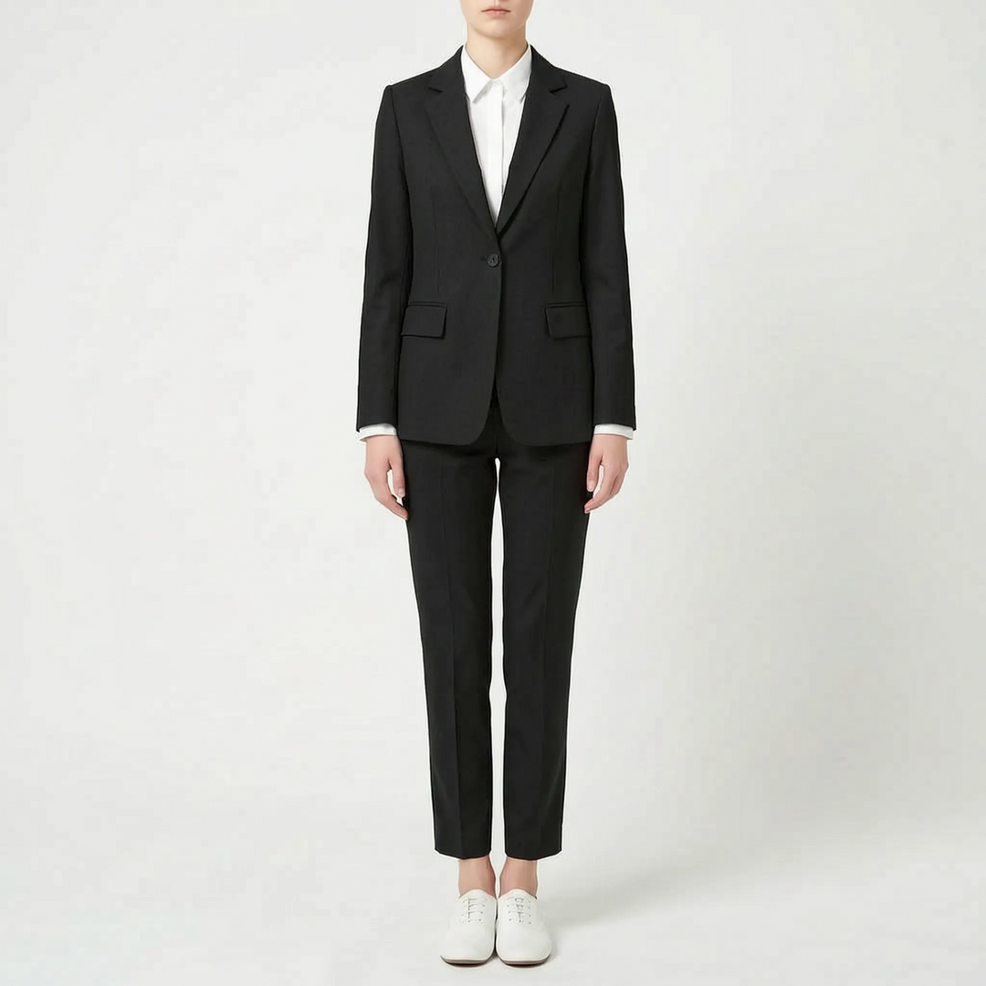 Zelfverzekerd in elegant groen damesbroekpak, 2-delig, bestaande uit chique blazer en pantalon, voor zakelijke bijeenkomsten.