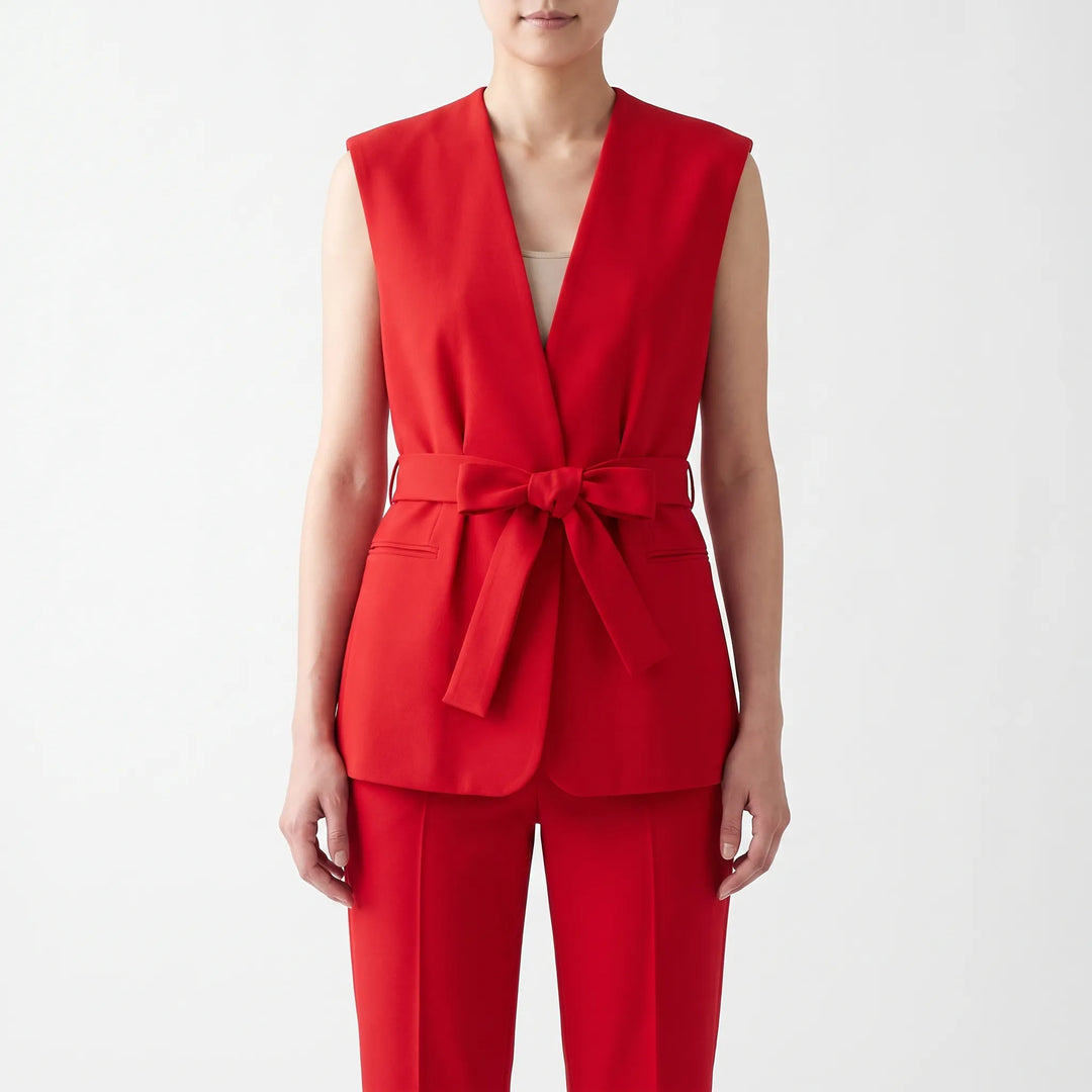 Elegant dames broekpak in trendy rood, modieus en veelzijdig voor zowel zakelijk als casual.