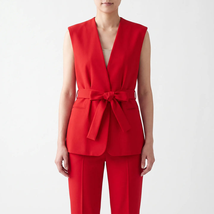 Elegant dames broekpak in trendy rood, modieus en veelzijdig voor zowel zakelijk als casual.