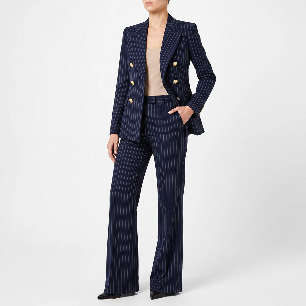 Modieus dames broekpak: gestreepte blazer en bijpassende broek, ideaal voor zakelijk of casual.