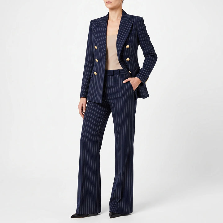 Modieus dames broekpak: gestreepte blazer en bijpassende broek, ideaal voor zakelijk of casual.