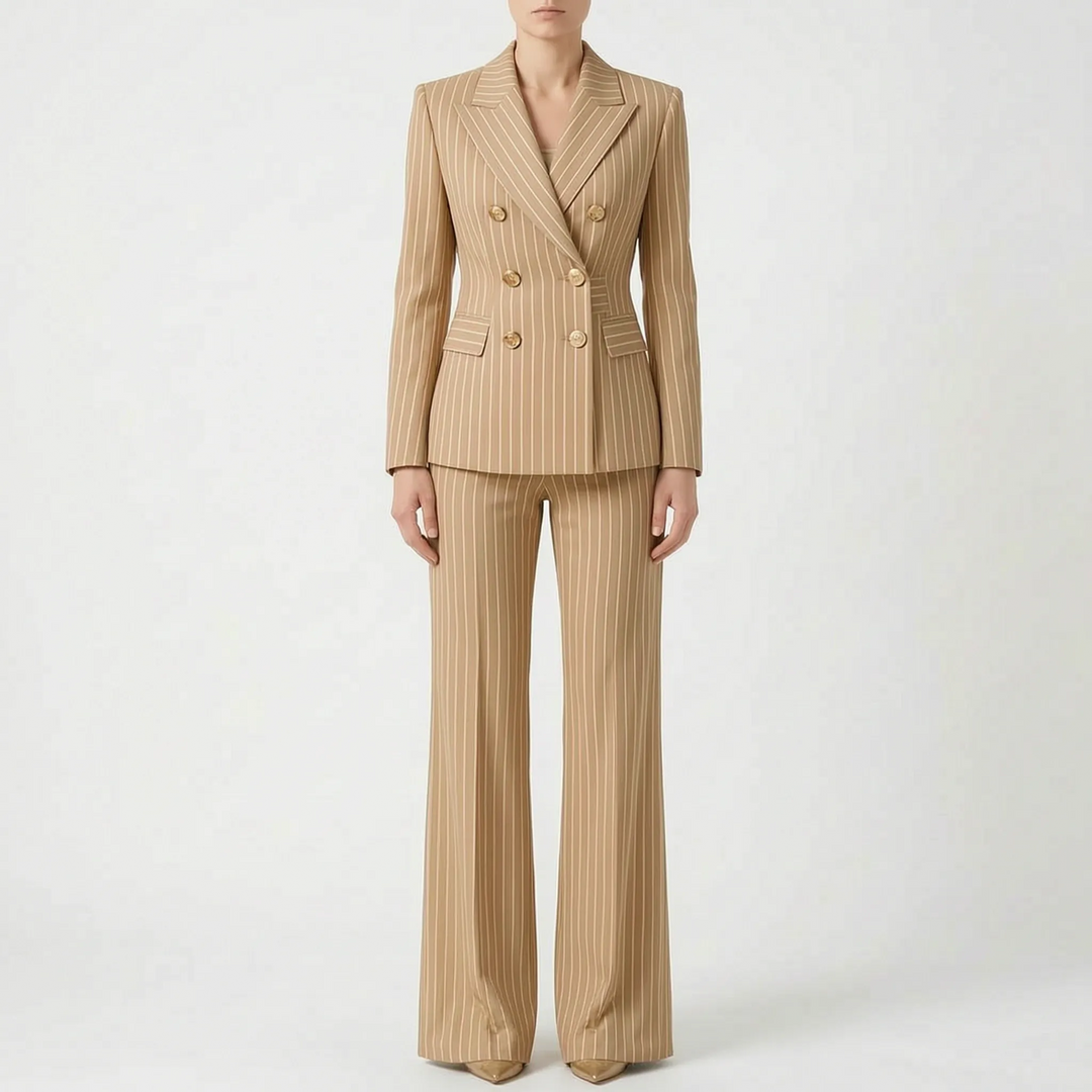 Complete dames outfit: gestreepte blazer en broek, vormt een elegant en veelzijdig broekpak.