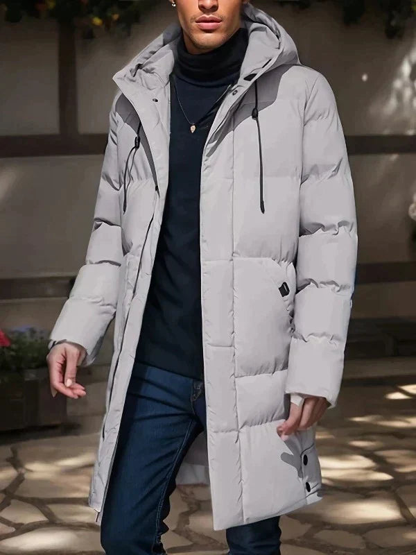Achterkant van de lange heren winterjas