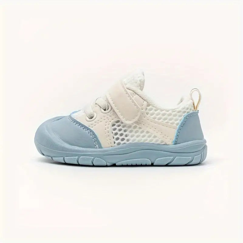 Natuurlijke voetontwikkeling met comfortabele blauwe flexibele babyschoenen, ideaal voor actieve peuters.