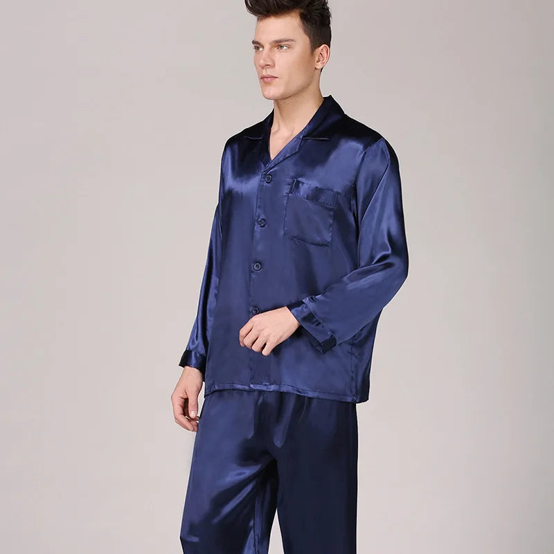 Man draagt blauwe pyjama set