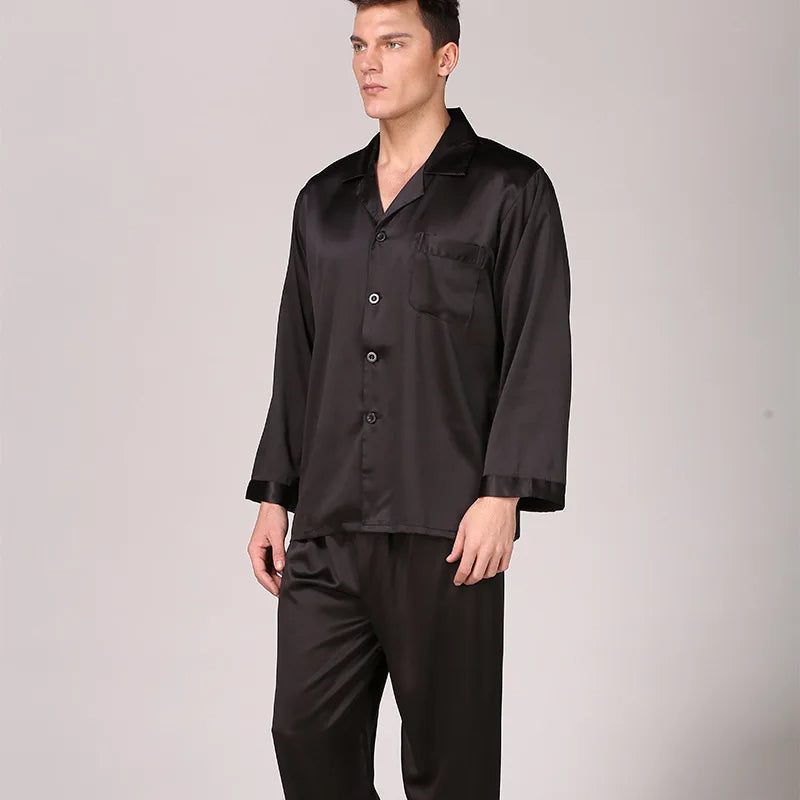 Man draagt zwarte pyjama set