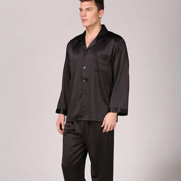 Man draagt zwarte pyjama set