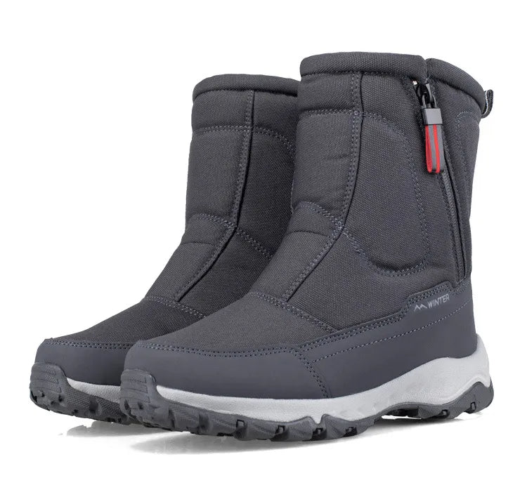 Heren snowboots getoond tijdens een winterse wandeling in de sneeuw
