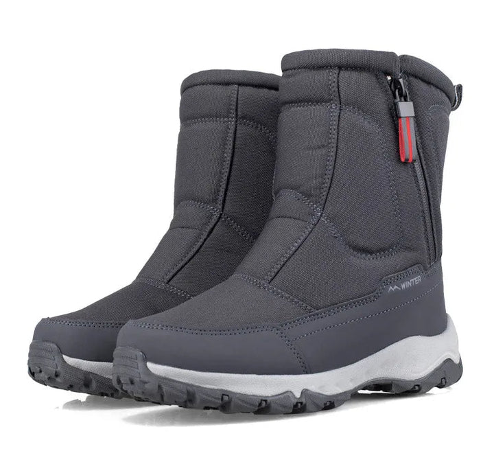 Heren snowboots getoond tijdens een winterse wandeling in de sneeuw