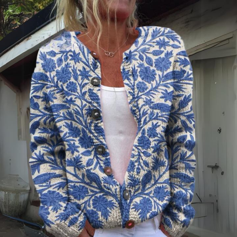 Close-up van stijlvolle gebloemde dames cardigan met elegante knoopdetails, trendy vrouwenmode.