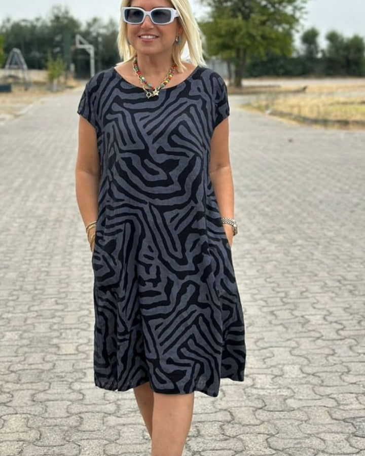 Dames korte jurk met zwarte print voor warme dagen
