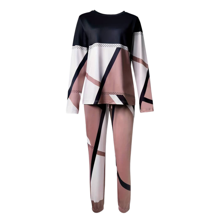 Model draagt comfortabele dames tweedelige set Sophie met O-hals trui en lange broek voor thuis of casual uit.