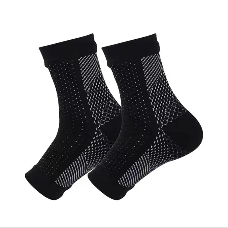 Zwart/witte compressiekousen voor pijnverlichting en ondersteuning van de voet.