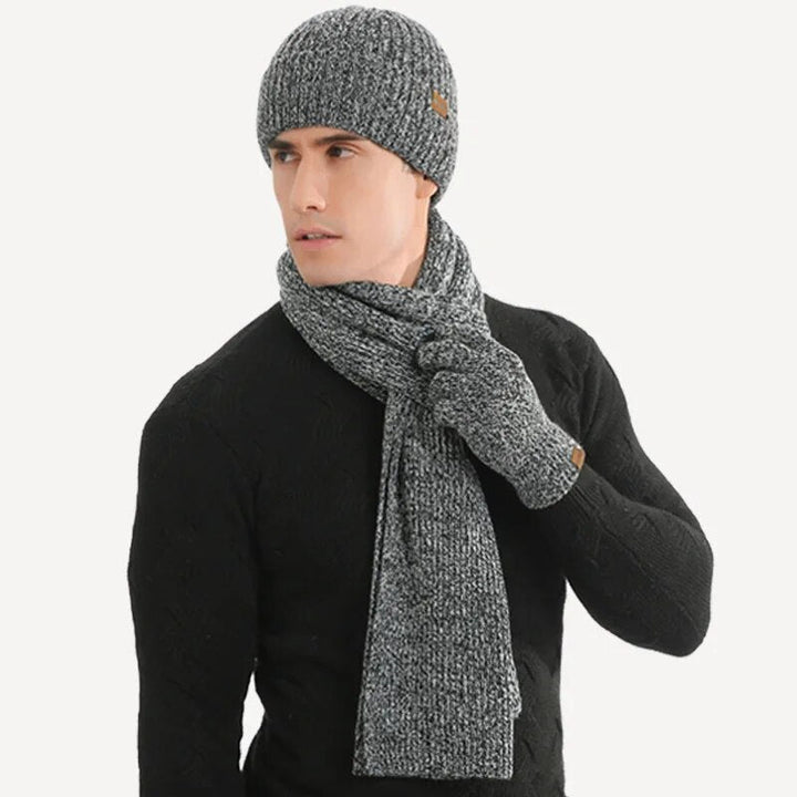 Model toont comfortabele grijze winterset voor heren, perfect voor een koude dag.