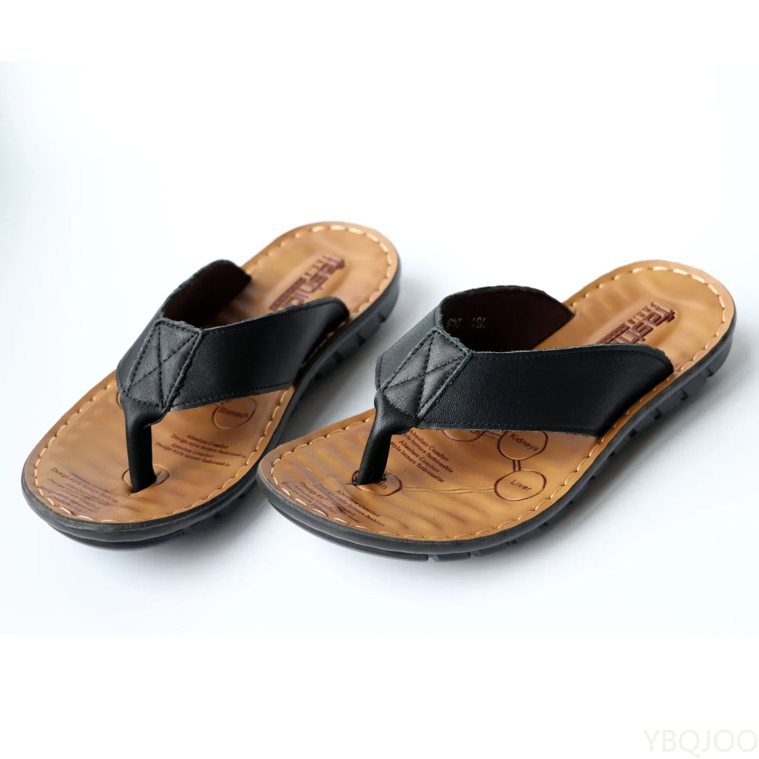Zwarte heren zomer slippers met antislipzool voor comfort en veiligheid, ideaal voor strand of casual gebruik.