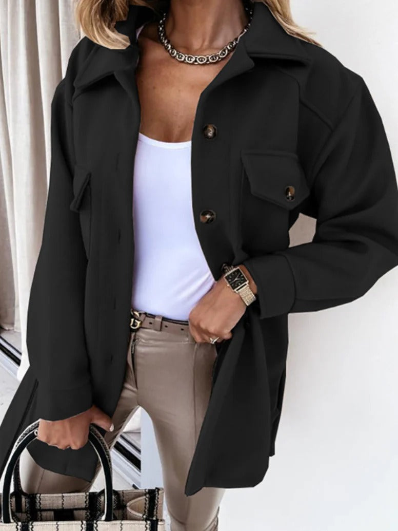 Modieuze lente-outfit met een comfortabel damesjasje, geschikt voor diverse stijlen en gelegenheden.