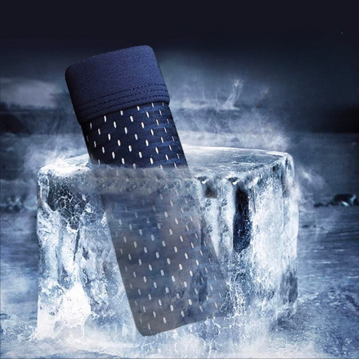 Heren boxer in ijsblokken, symbool voor verkoelend en ademend comfort.