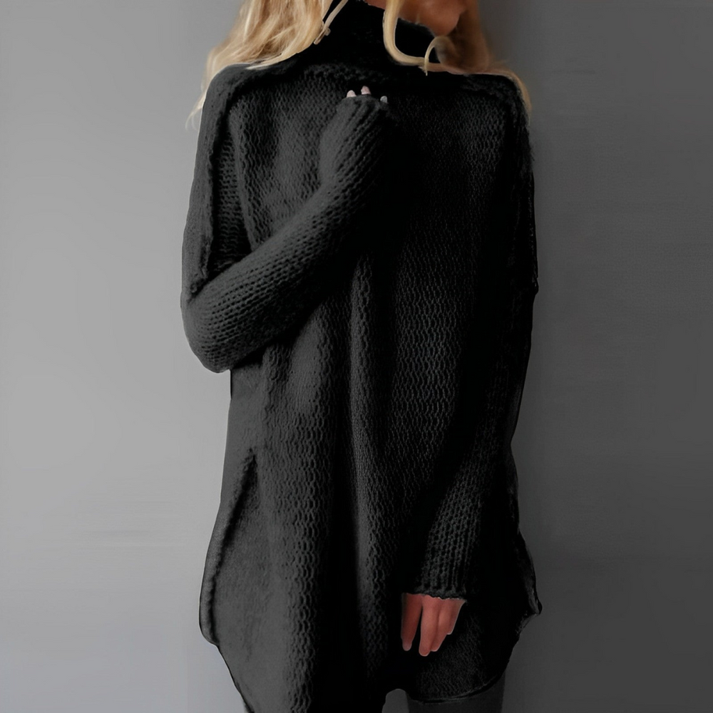 Vrouwelijke model draagt een elegante zwarte gebreide coltrui met lange mouwen en hoge hals.